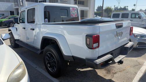 Bright White Clearcoat 2023 Jeep Gladiator Overland