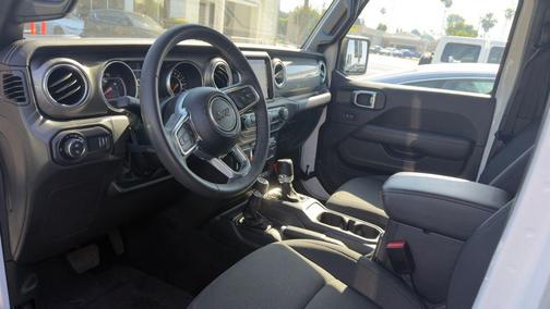 Bright White Clearcoat 2023 Jeep Gladiator Overland