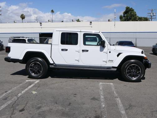Bright White Clearcoat 2023 Jeep Gladiator Overland