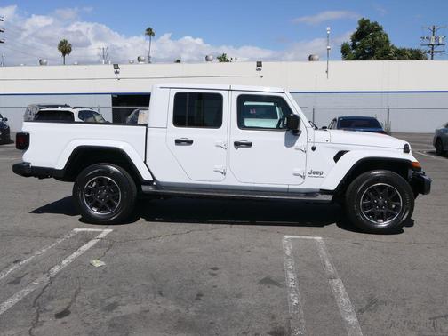Bright White Clearcoat 2023 Jeep Gladiator Overland