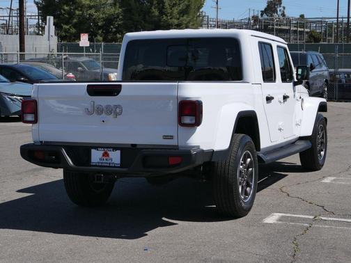 Bright White Clearcoat 2023 Jeep Gladiator Overland