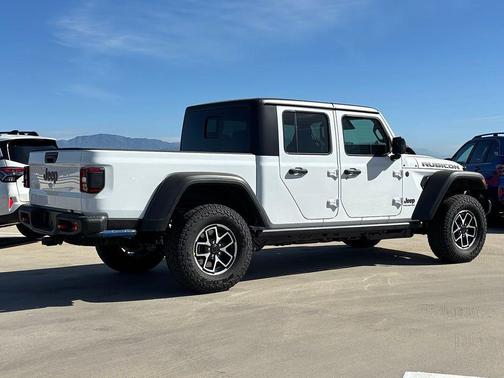 Bright White Clearcoat 2026 Jeep Gladiator Rubicon