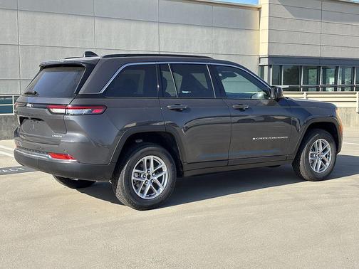 Baltic Gray Metallic Clearcoat 2026 Jeep Grand Cherokee Laredo