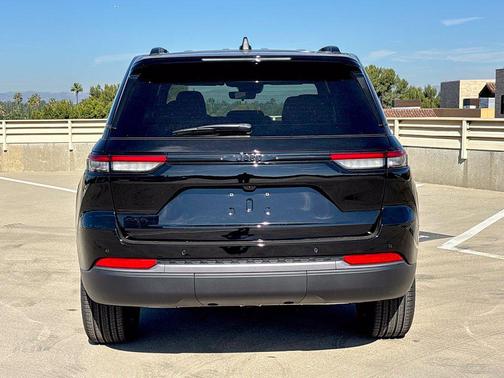 High Gloss Black 2027 Jeep Grand Cherokee Limited