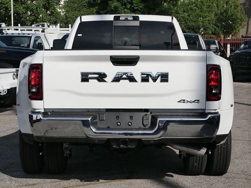 Bright White Clearcoat 2026 RAM 3500 Tradesman Crew Cab 4x4 8' Box