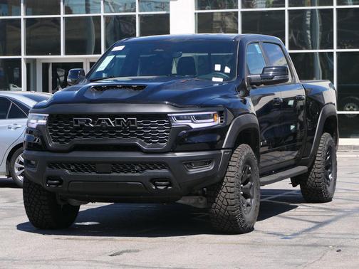 Diamond Black Crystal Pearlcoat 2026 RAM 1500 RHO Crew Cab 4x4 5'7' Box