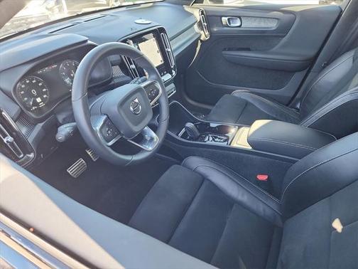 2022 Volvo XC40 T5 R-Design