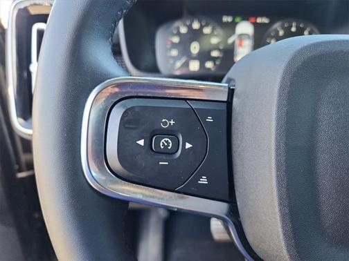 2022 Volvo XC40 T5 R-Design