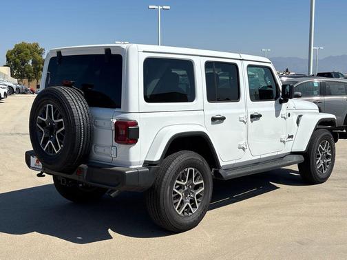 2025 Jeep Wrangler 4-Door Sahara 4x4