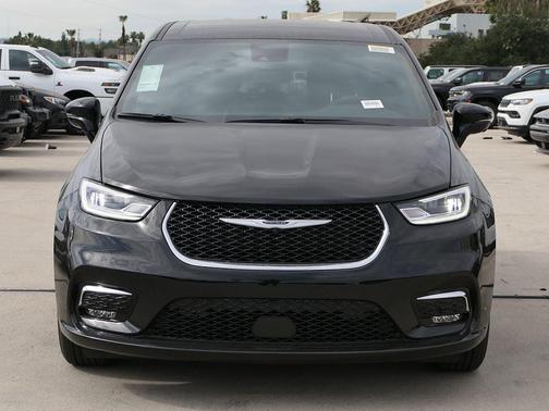 Diamond Black Crystal Pearlcoat 2026 Chrysler Pacifica L