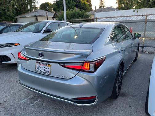 2022 Lexus ES 300h Base