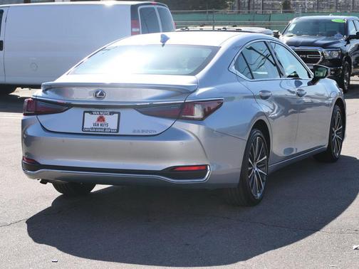 2022 Lexus ES 300h Base
