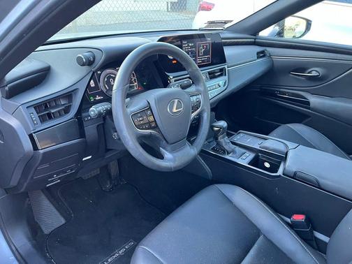 2022 Lexus ES 300h Base