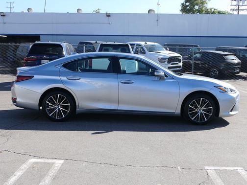 2022 Lexus ES 300h Base