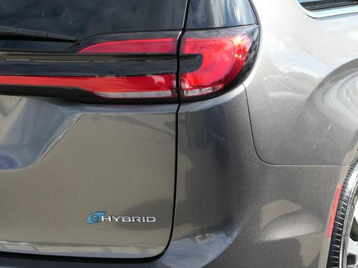 2023 Chrysler Pacifica Hybrid Limited