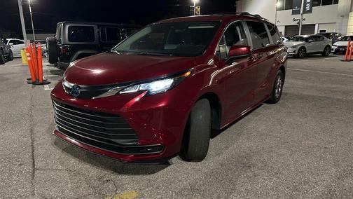 2023 Toyota Sienna LE