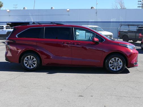 2023 Toyota Sienna LE