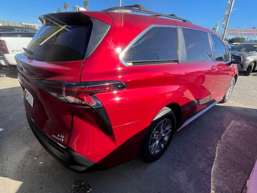 2023 Toyota Sienna LE