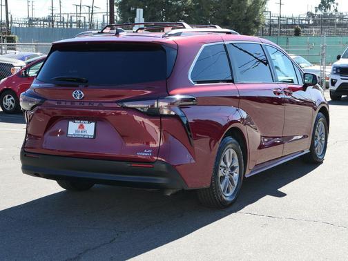 2023 Toyota Sienna LE