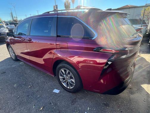 2023 Toyota Sienna LE