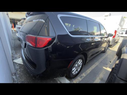 Diamond Black Crystal Pearlcoat 2025 Chrysler Voyager LX