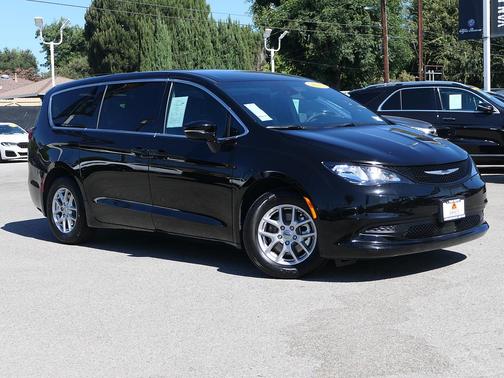 Diamond Black Crystal Pearlcoat 2025 Chrysler Voyager LX