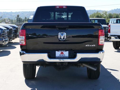 2022 RAM 2500 Tradesman Crew Cab 4x4 6'4' Box