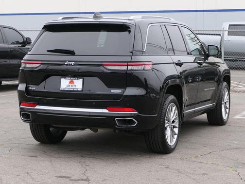 Diamond Black Crystal Pearlcoat 2023 Jeep Grand Cherokee Summit