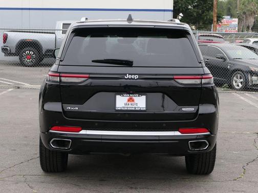 Diamond Black Crystal Pearlcoat 2023 Jeep Grand Cherokee Summit