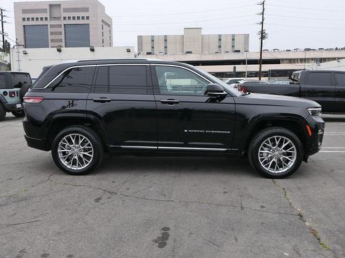 Diamond Black Crystal Pearlcoat 2023 Jeep Grand Cherokee Summit