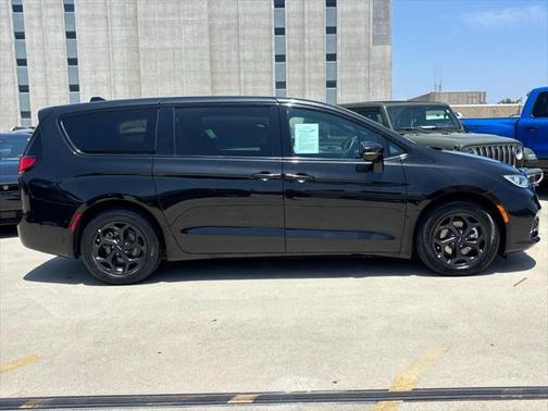 2022 Chrysler Pacifica Hybrid Touring L