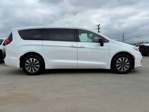 2024 Chrysler Pacifica Hybrid Select
