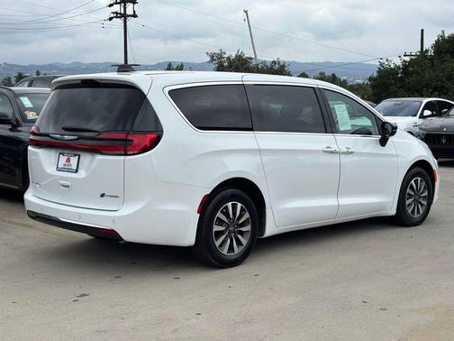 2024 Chrysler Pacifica Hybrid Select