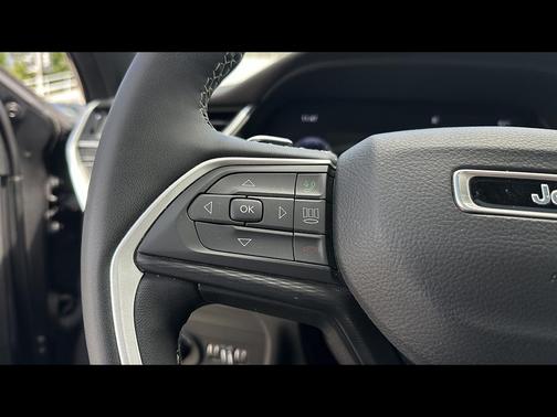 Baltic Gray Metallic Clear Coat 2023 Jeep Grand Cherokee Altitude