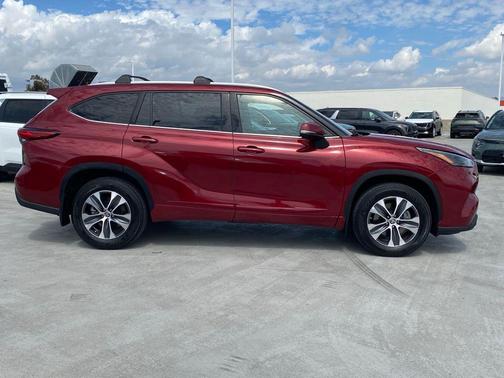 Pearl 2022 Toyota Highlander XLE