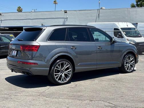 Samurai Gray Metallic 2019 Audi Q7 55 Prestige