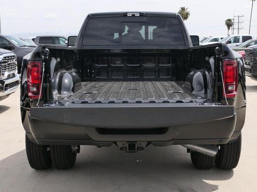 Diamond Black Crystal Pearlcoat 2026 RAM 3500 Tradesman Crew Cab 4x4 8' Box