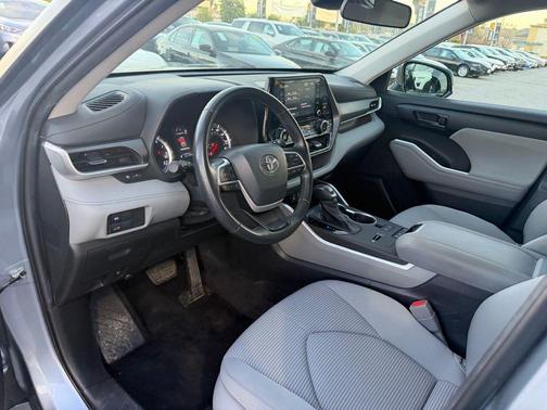 2022 Toyota Highlander LE