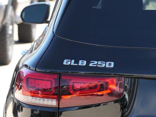 BLACK 2023 Mercedes-Benz GLB 250 4MATIC