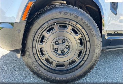 2023 Land Rover Defender 110 V8