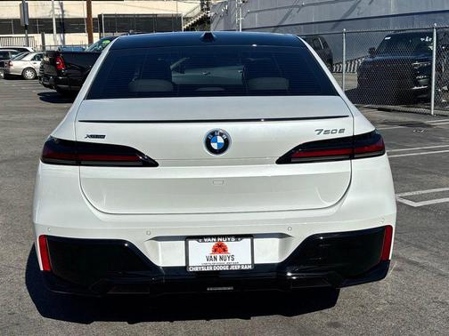 2025 BMW 750e i xDrive