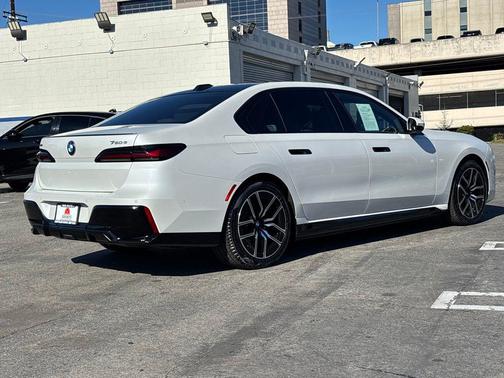 2025 BMW 750e i xDrive