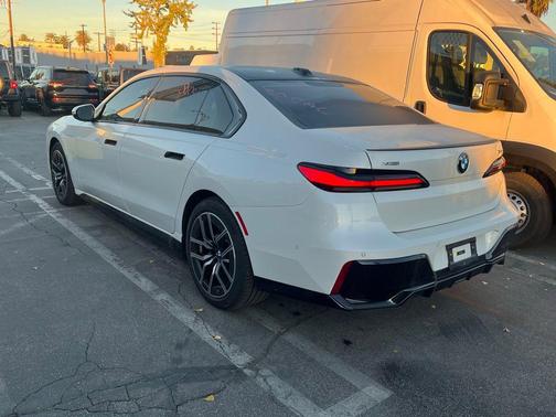 2025 BMW 750e i xDrive