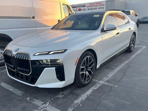 2025 BMW 750e i xDrive