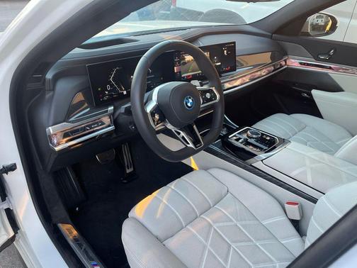2025 BMW 750e i xDrive