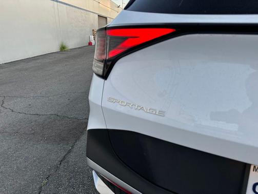 White Pearl 2024 Kia Sportage EX