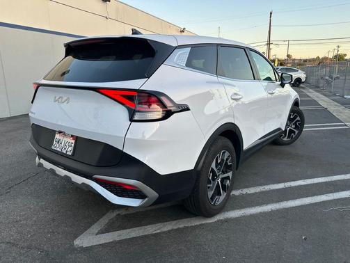 White Pearl 2024 Kia Sportage EX