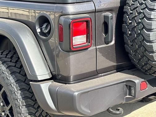 Granite Crystal Metallic Clearcoat 2026 Jeep Wrangler Sport