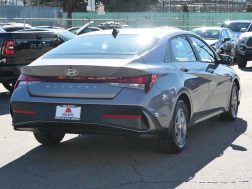 2024 Hyundai ELANTRA SE