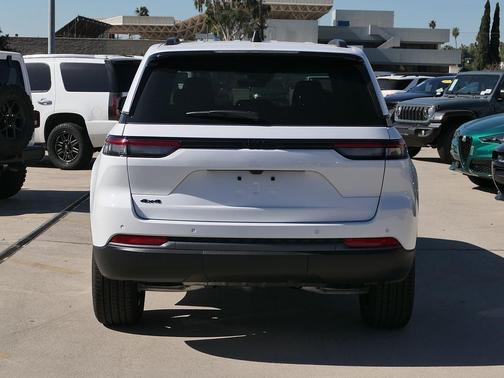 Bright White Clearcoat 2026 Jeep Grand Cherokee Limited